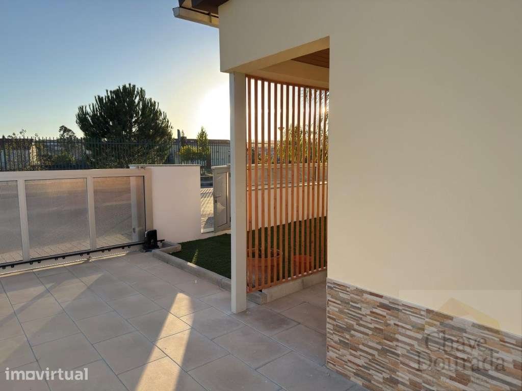 Moradia térrea T3 com garagem e quintal - Vila Nova de Poiares - Grande imagem: 3/20
