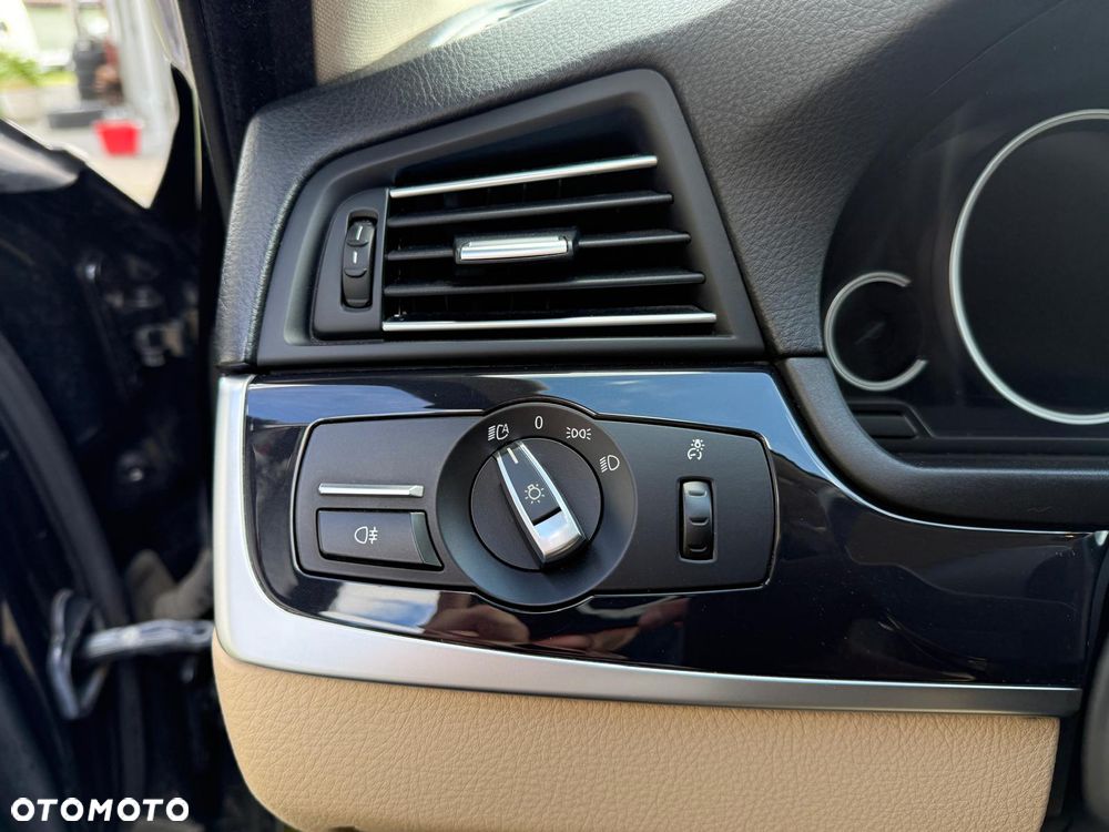 BMW Seria 5 520d xDrive - 12