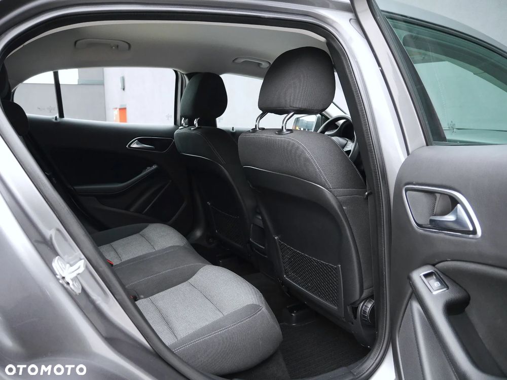 Mercedes-Benz GLA 180 7G-DCT - 30