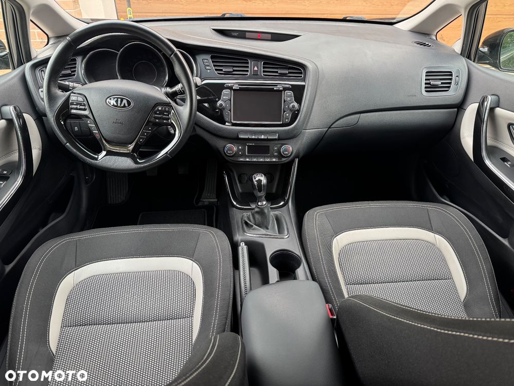 Kia Ceed 1.6 GDI Fifa World Cup Edition - 25