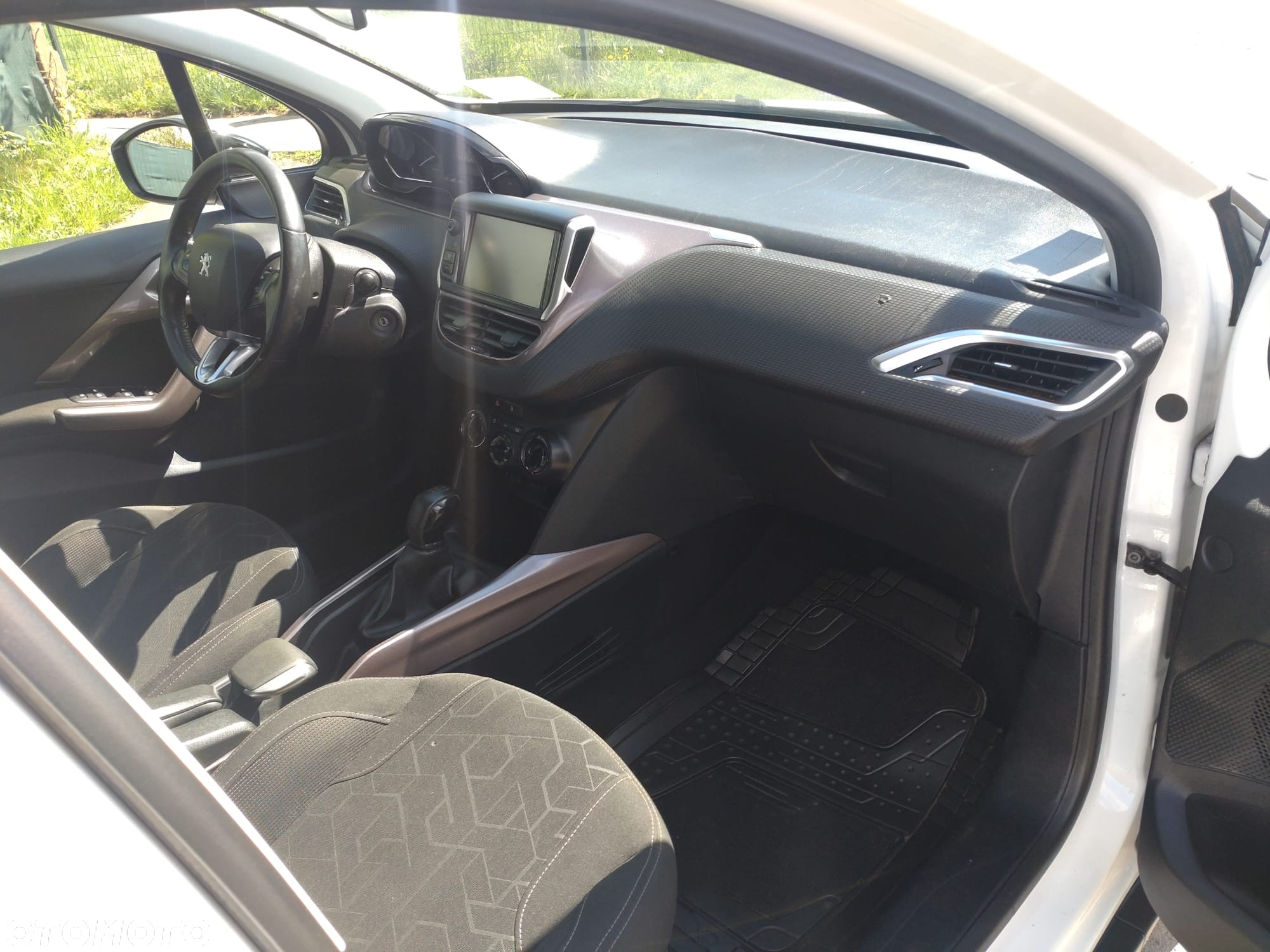 Peugeot 2008 1.2 Pure Tech Allure S&S - 16