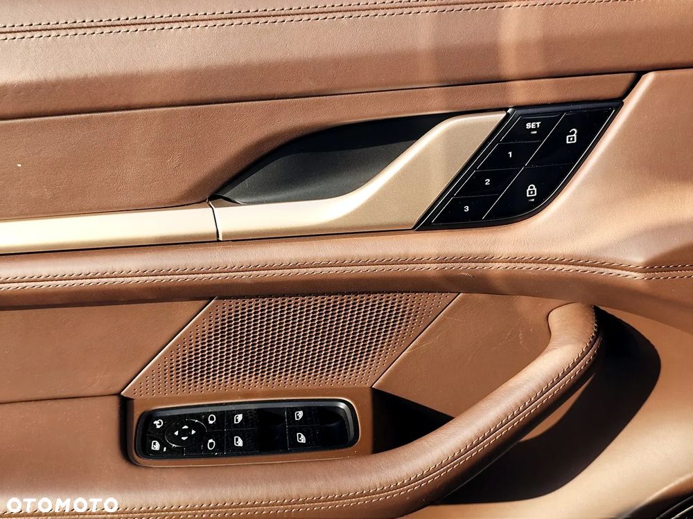 Porsche Taycan Turbo - 16