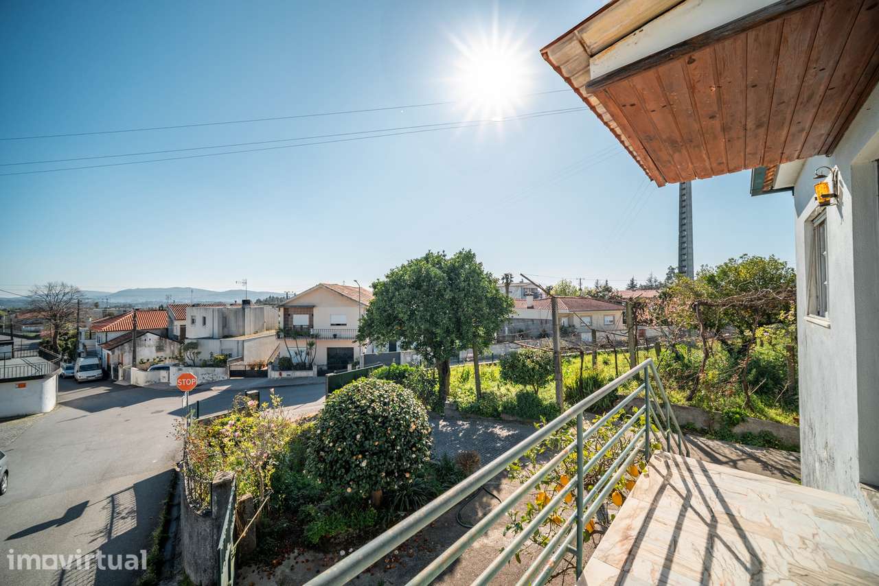 Moradia inserida numa área total de terreno de 2.643 m², em Galegos Sa - Grande imagem: 3/44