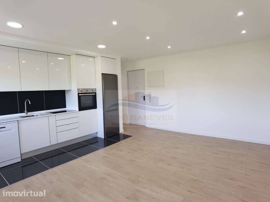 Excelente T1 Totalmente Remodelado na Reboleira- Moderno, Funcional... - Grande imagem: 2/8