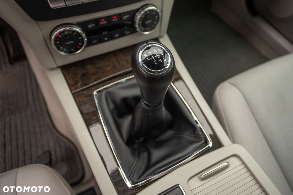 Mercedes-Benz Klasa C 200 CGI BlueEff Elegance - 29