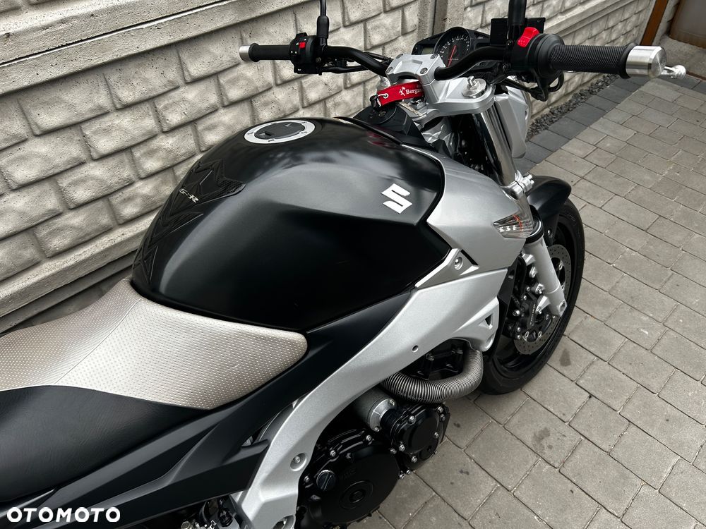 Suzuki GSR - 9