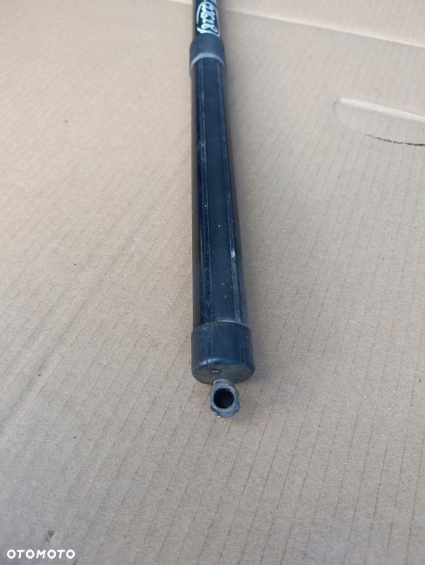 PORSCHE CAYENNE II 2 7P SIŁOWNIK KLAPY BAGAŻNIKA PRAWY 7P5827851J - 3