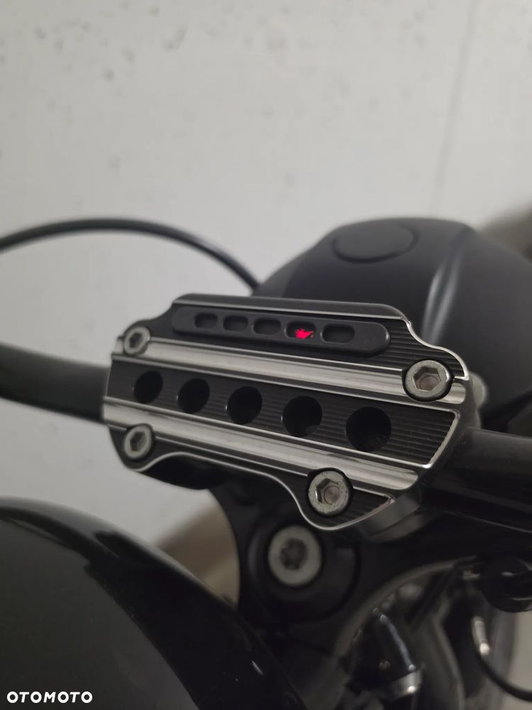 Harley-Davidson Sportster Iron 883 - 10