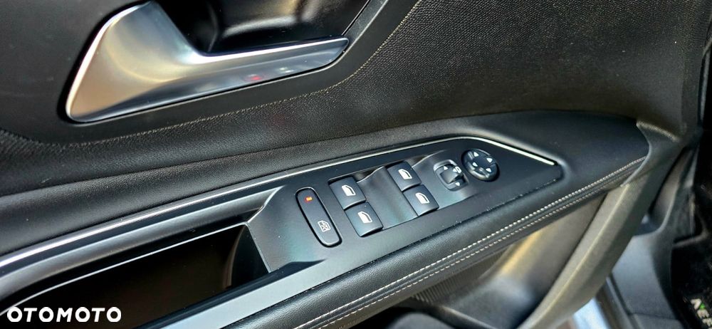 Peugeot 5008 PureTech 130 Stop & Start Allure Business-Paket - 24