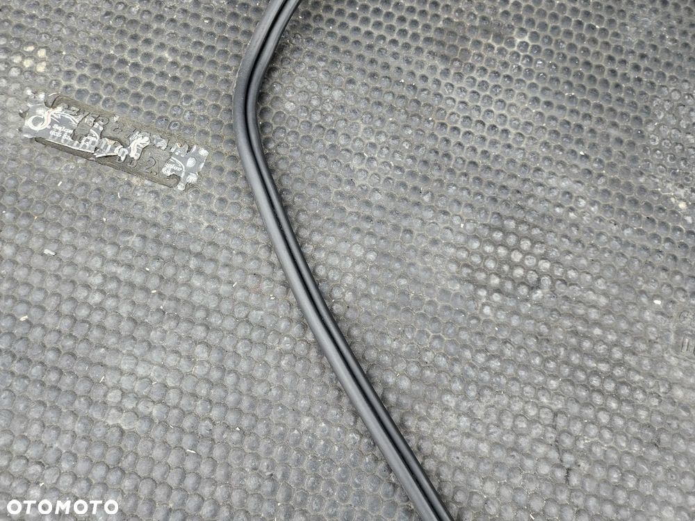 Uszczelka Guma Pokrywy Klapy Bagaznika VW Golf IV 4 Hatchback 3 5 Drzwi - 4