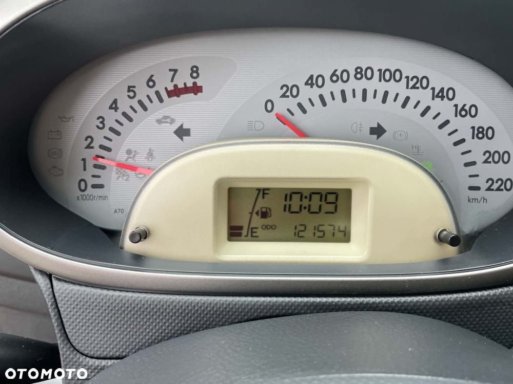 Daihatsu Sirion 1.0 - 10