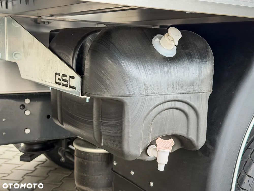 Iveco Daily 70C plandeka 15ep, sypialnia 2 łóżka, pneumatyka - 29