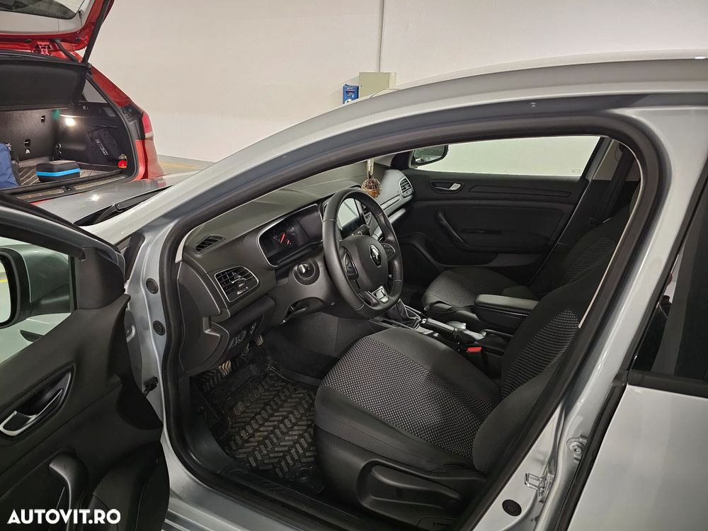 Renault Megane TCE 140 Equilibre - 9