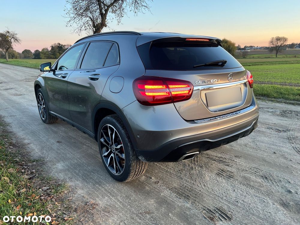 Mercedes-Benz GLA 200 d 7G-DCT - 4