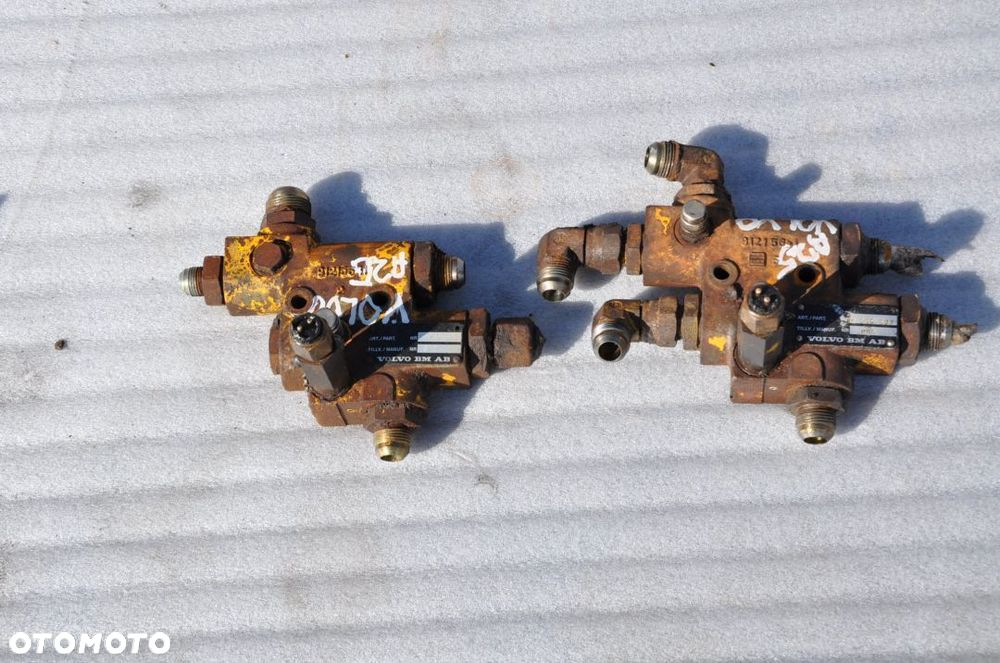 ZAWÓR Rozdzielacz  VOLVO A25 1992 Rok 91215541 / 91215041 - 1