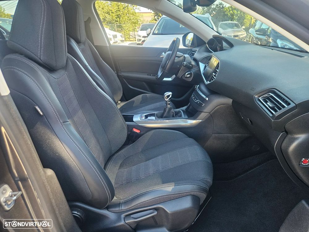Peugeot 308 1.2 PureTech Allure Pack — fotografia 13