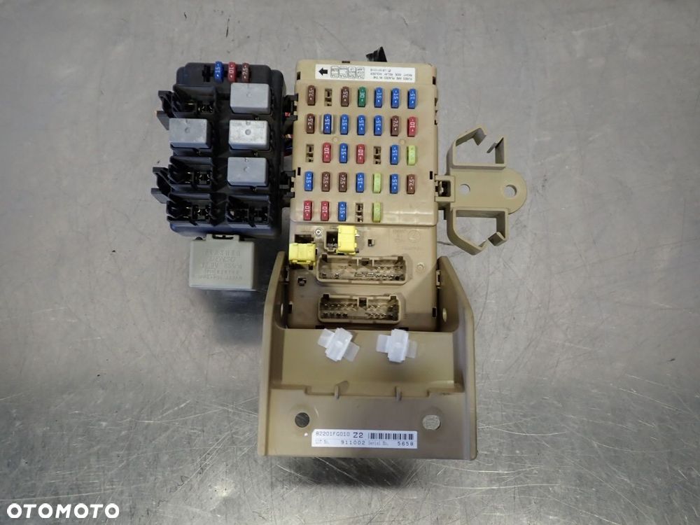 SKRZYNKA BEZPIECZNIKÓW SUBARU IMPREZA 1.5 82201FG010 - 1