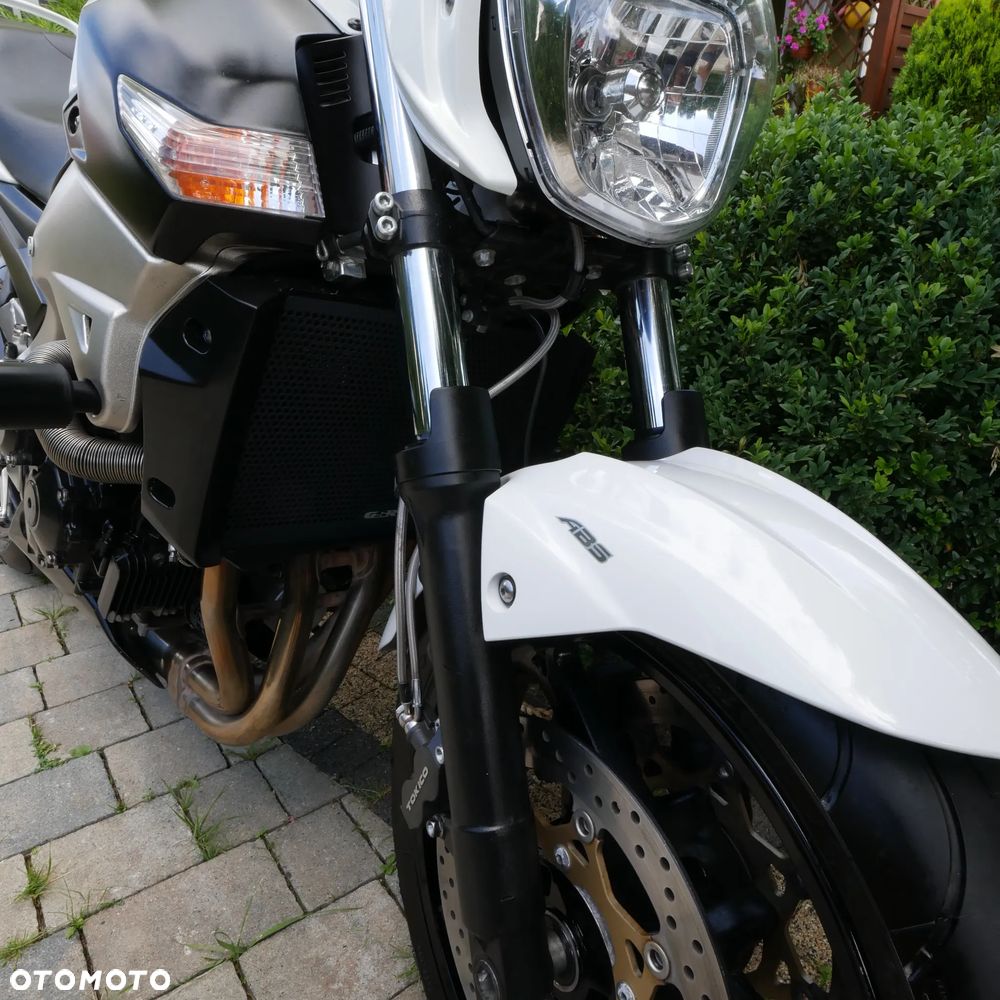 Suzuki GSR - 6