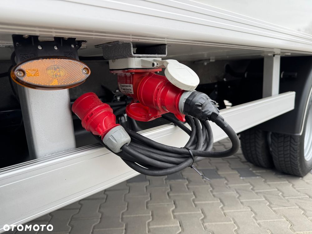 Iveco Daily‼️35/50C18‼️3.0 HI-MATIC Chłodnia/Mroźnia zakres -29C/+20C Grzanie Carrier XARIOS 500 Grube Ściany/Podłoga Przegroda komorowa‼️ na bliźniaku Poduszki Pneumatyczne DMC3500kg Zewnętrzne źródło zasilania 400V - 32