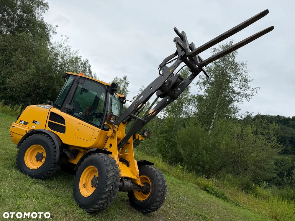 Volvo L25F Ładowarka Kołowa łamana 2015 rok. Jak Nowa! Oryginał łyżka i widły. Mocny silnik 4 cylindry. Zero luzów i wycieków. Aktualne Badania DEKRA BMWT. Wielka Okazja. Maszyna jak nowa z Salonu. 2600 mtg. Pochodzi z Norweskiego urzędu gminy. Dodatkowe linie Hydrauliczne. Szybka wolna Jazda Rewers Hydrostatic. Wersja Norwesk Mocne doświetlenie dodatkowe grzanie. kabina Ogrzewana wentylowana! Zmiana Osprzętu Hydrauliczna! pełne sterowanie z dżojstika! Opony jak Nowe. Podzespoły pomy suche, czytelne tabliczki! OKAZJA - 35