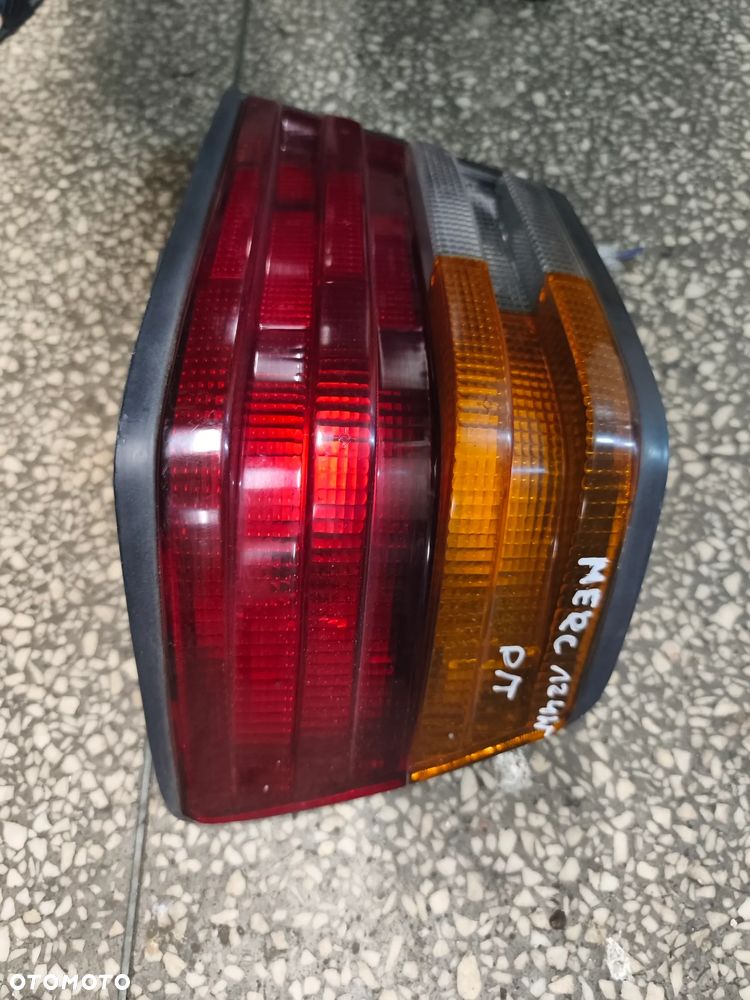 Lewarek zmiany biegów drzwi tył lampa sedan Mercedes w124 - 25