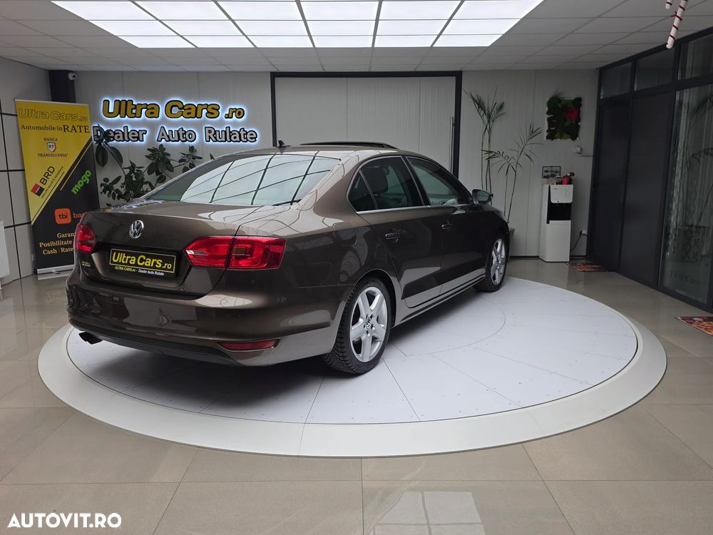 Volkswagen Jetta 2.0 TDI DSG Highline - 5