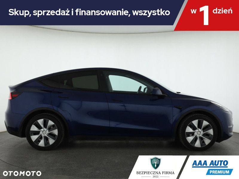 Tesla Model Y - 8