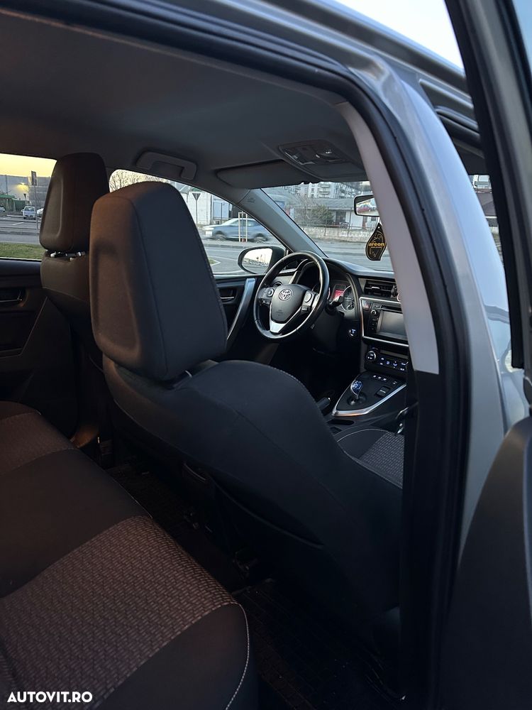 Toyota Auris 1.8 L VVT-i HSD Sol - 6