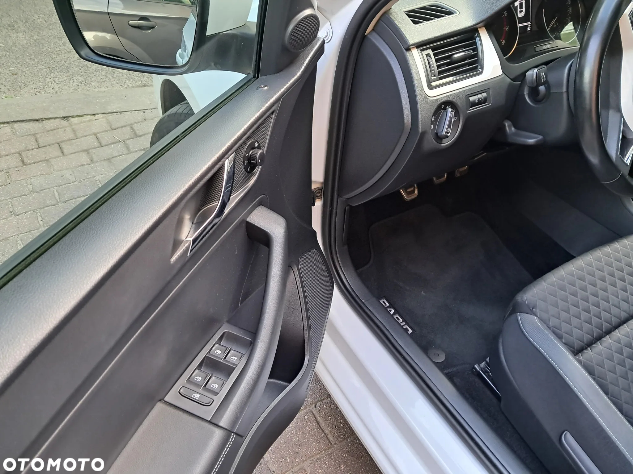 Skoda RAPID Spb 1.2 TSI Ambition - 16
