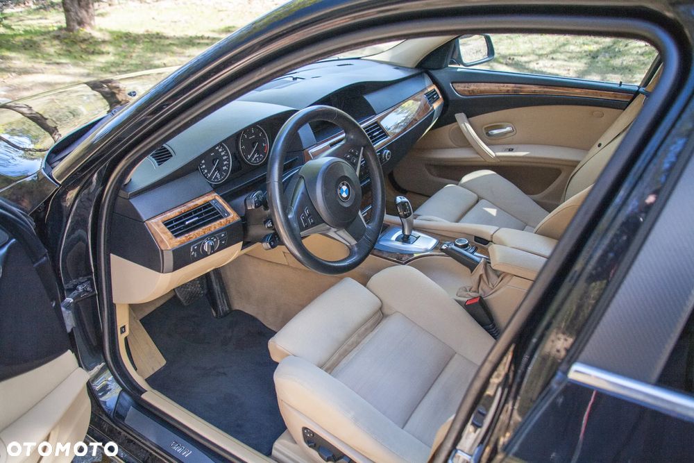 BMW Seria 5 525d - 29