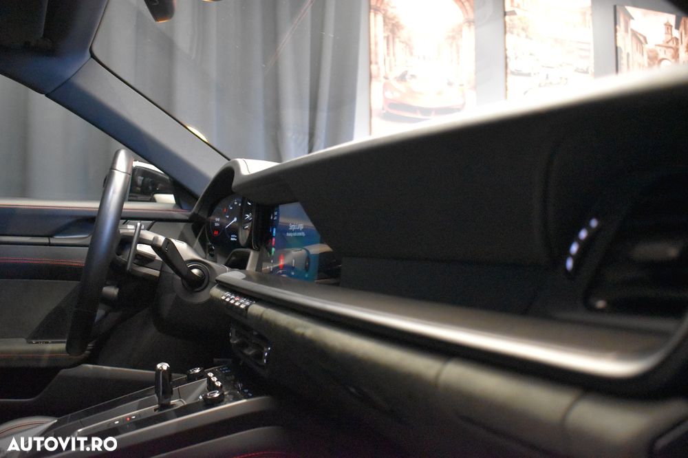 Porsche 911 Carrera 4 GTS PDK - 9