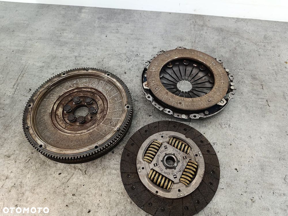 KOŁO DWUMASOWE KOMPLETNE VW JETTA V 0375689  VALEO 1.9 TDI - 8