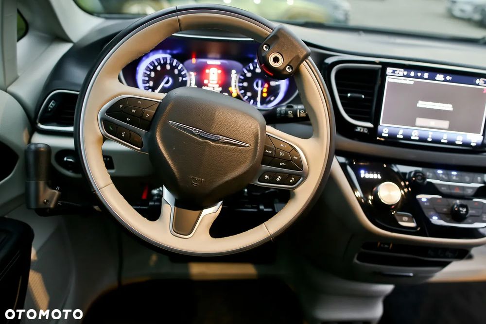 Chrysler Pacifica - 16