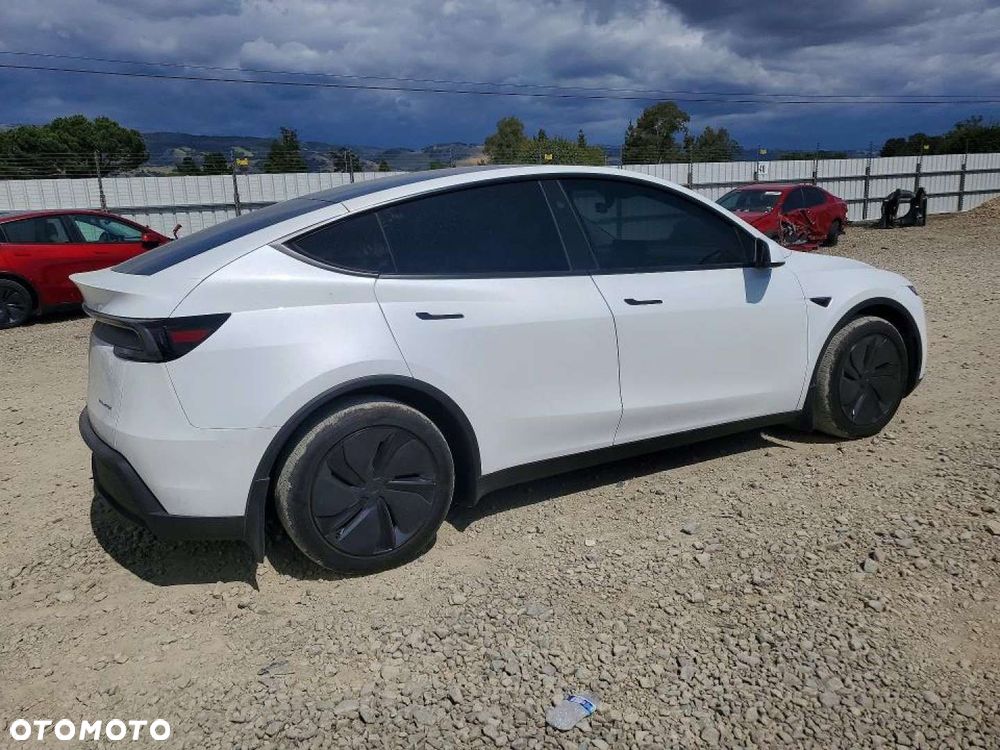 Tesla Model Y - 6