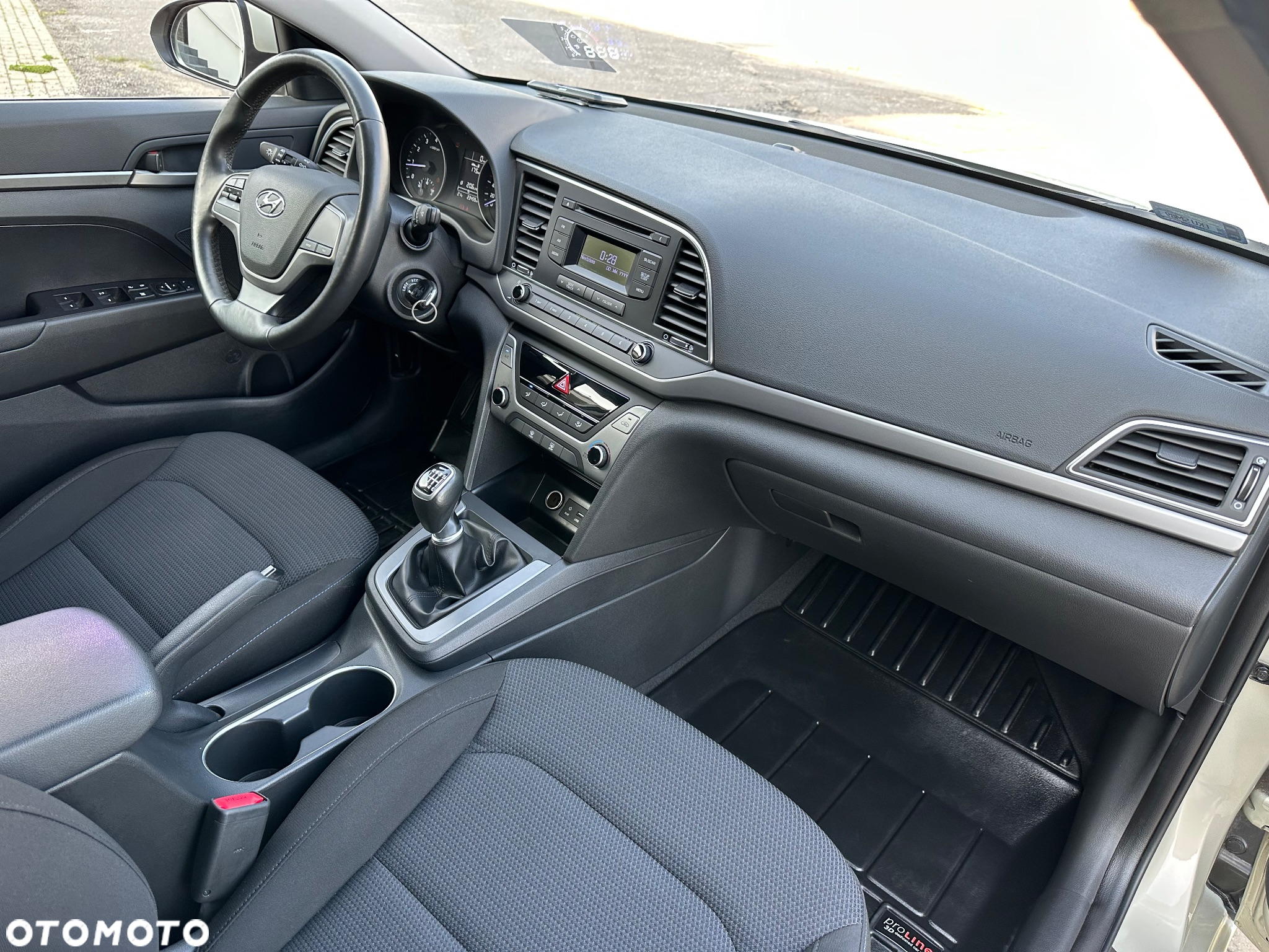 Hyundai Elantra 1.6 Comfort - 24