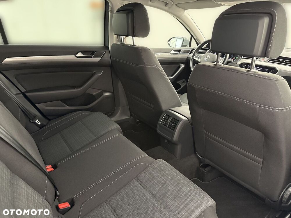 Volkswagen Passat - 25
