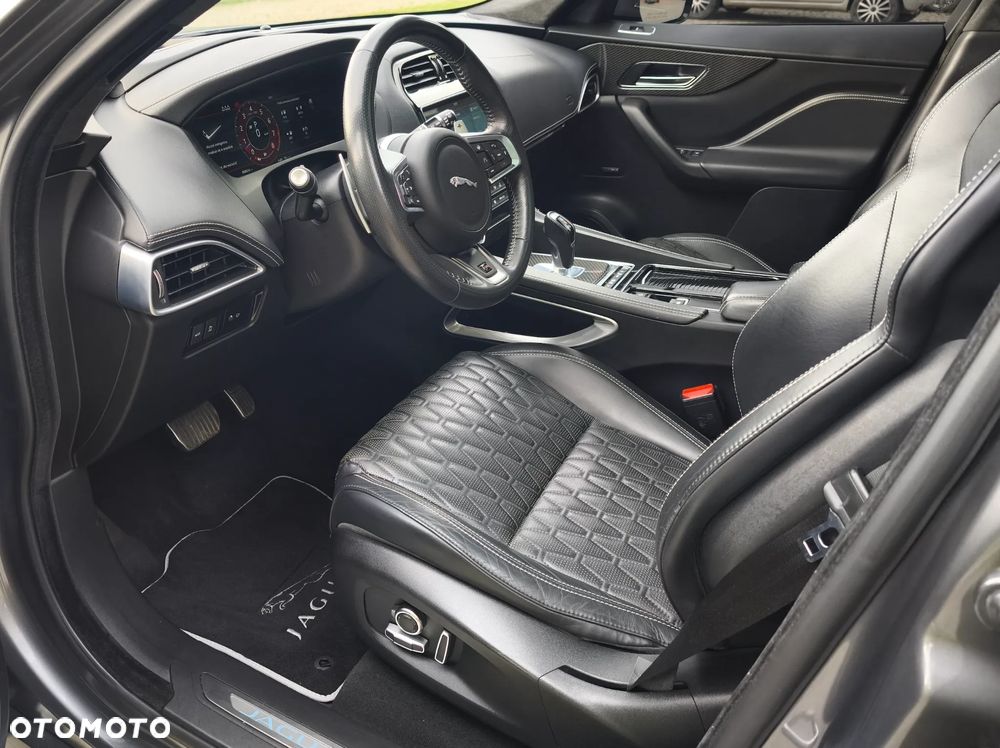 Jaguar F-Pace AWD SVR - 8