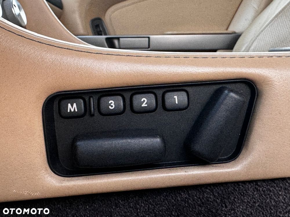 Aston Martin DB9 - 15