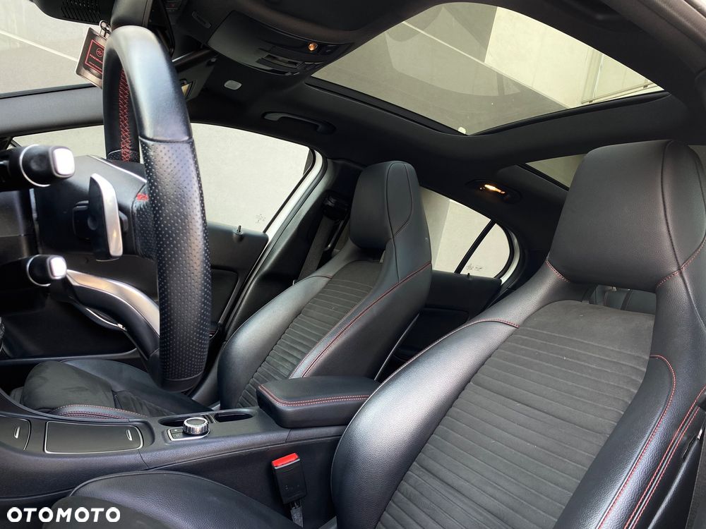 Mercedes-Benz GLA 200 7G-DCT AMG Line - 32