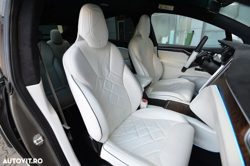 Tesla Model X - 24