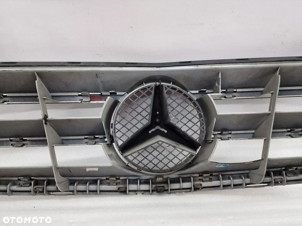 MERCEDES W204 C-KLASSA LIFT 11- ATRAPA / GRILL PRZEDNI PRZÓD , NR A2048800023 , NR AUKCJI GL144 - 12