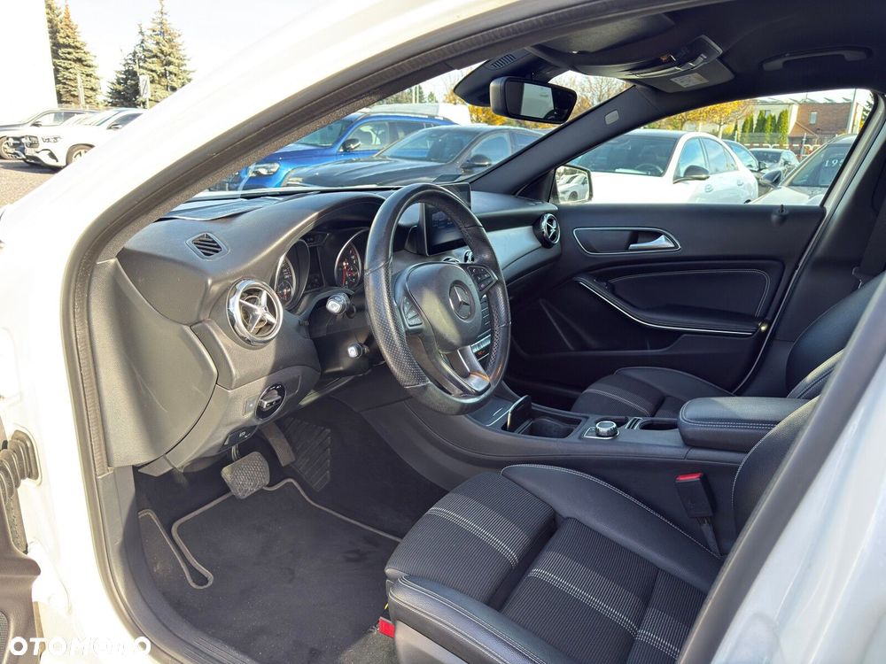 Mercedes-Benz GLA 200 7G-DCT Urban - 12