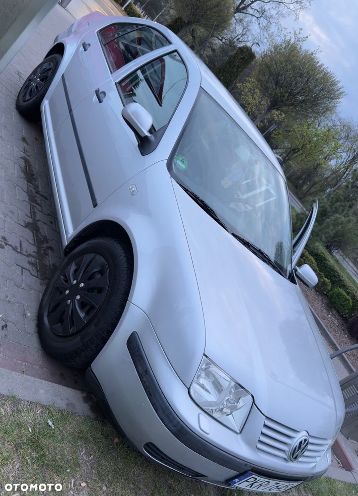 Volkswagen Bora 1.4 Basis - 1