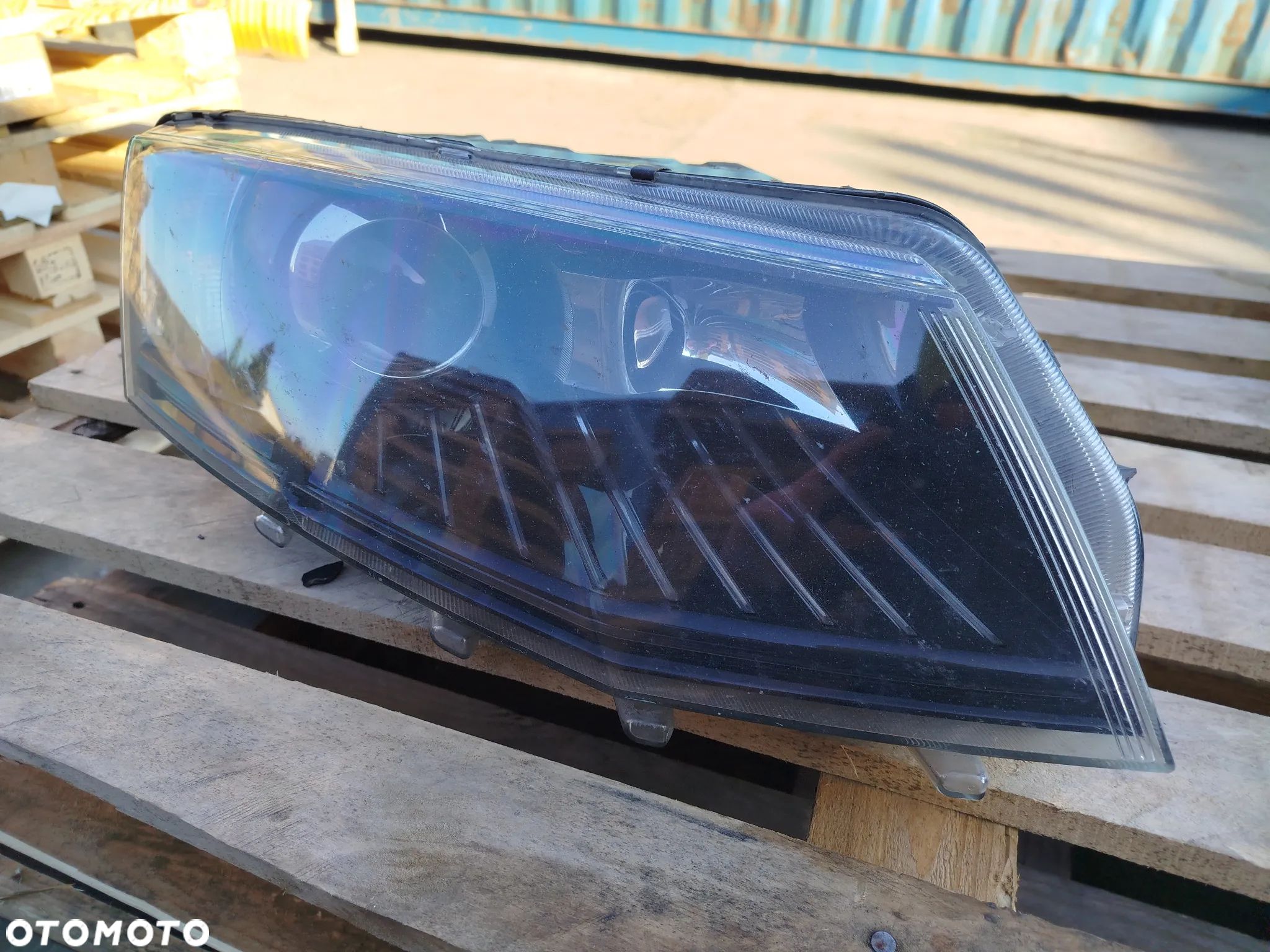 Skoda Octavia III lampa prawa prawy przód Xenon reflektor - 1