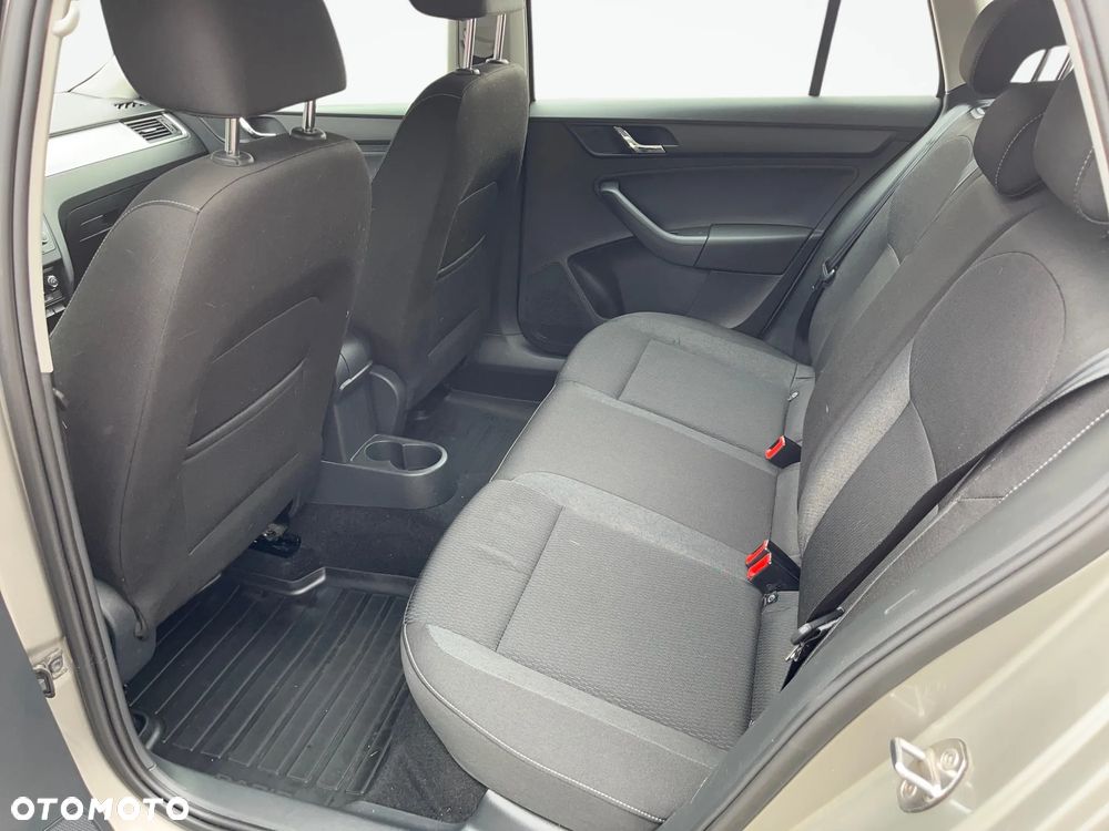 Skoda RAPID - 12