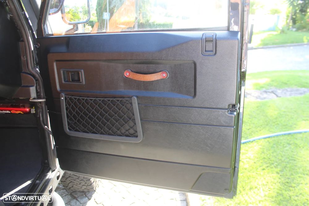 Land Rover Defender 110 Black Pearl Limited Edition - 29
