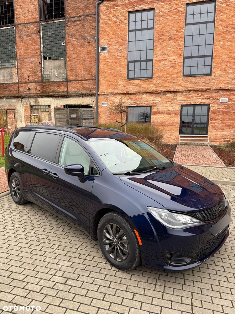 Chrysler Pacifica - 17