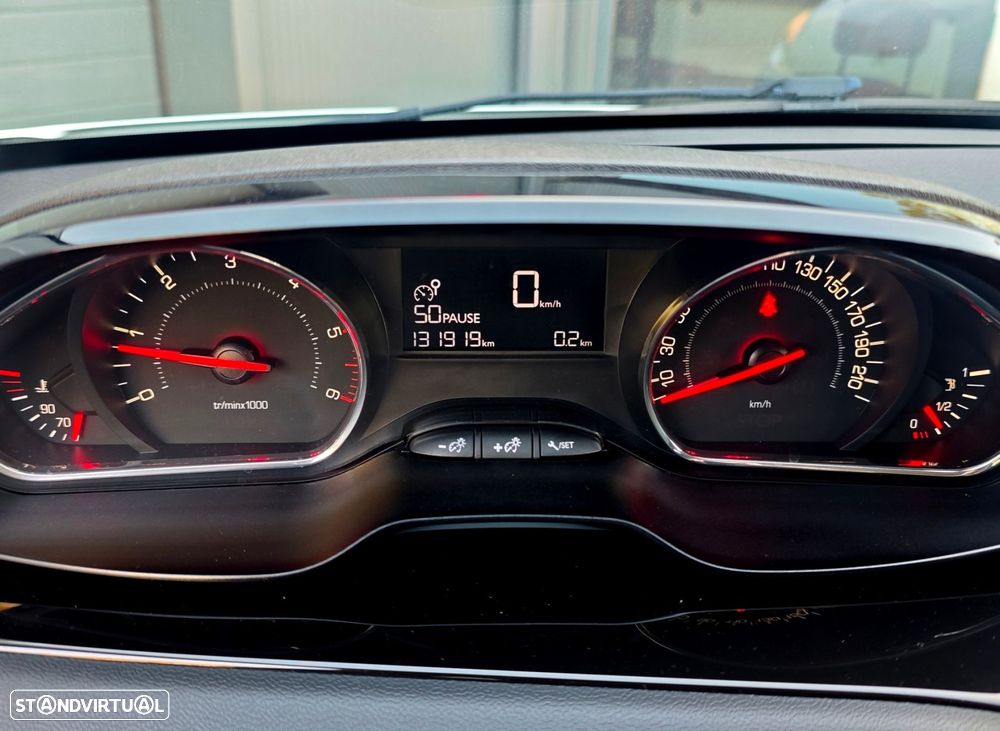Peugeot 208 1.4 HDi SE Style - 25