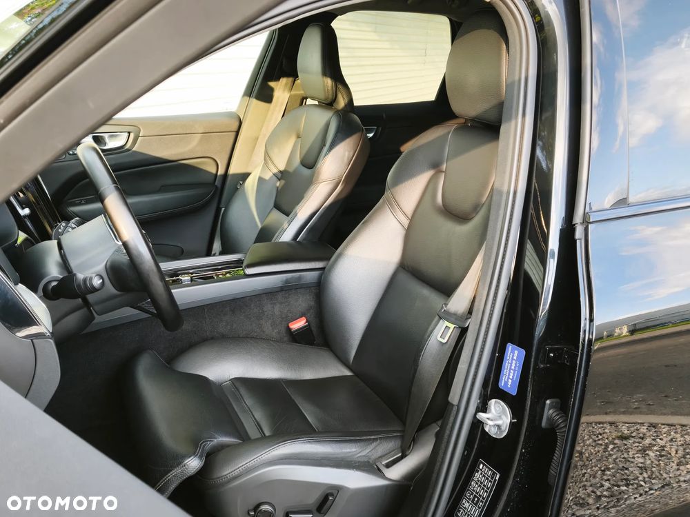 Volvo XC 60 B4 B Plus Dark - 24