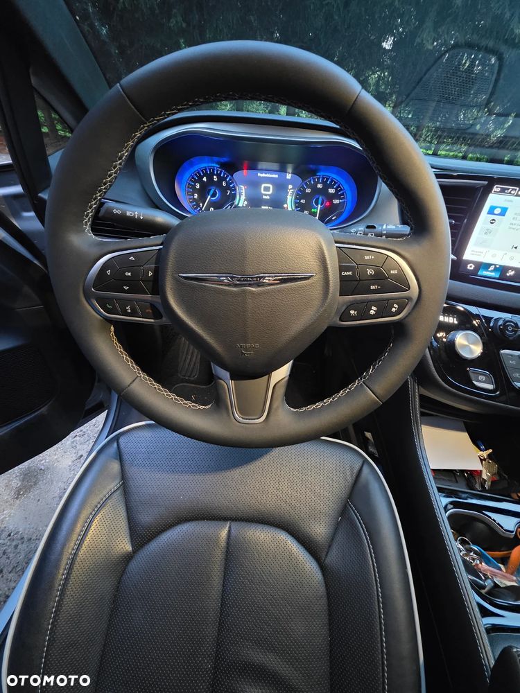 Chrysler Pacifica - 16